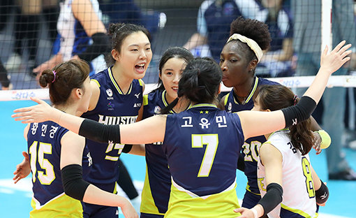 현대건설이 길었던 암흑의 터널에서 확실히 벗어났다. 13일 수원실내체육관에서 열린 IBK기업은행과 V리그 맞대결에서 세트스코어 3-1 승리를 거두며 새해 들어 3연승을 질주했다. IBK기업은행전 도중 승리를 예감한 듯 한 데 모여 파이팅을 외치고 있는 현대건설 선수들. 사진제공｜현대건설