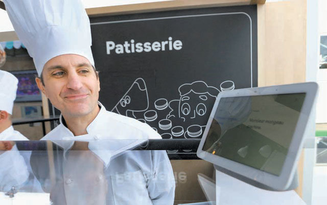 8일(현지 시간) 미국 라스베이거스에서 열린 ‘CES 2019’에서 프랑스인 제빵사가 구글 스마트홈 기기의 ‘통역사 모드’를 이용해 영어 구사 고객의 주문을 받는 서비스를 시연하고 있다. 라스베이거스=AP 뉴시스