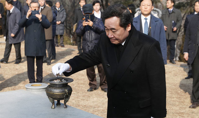 손병희 선생 묘소 참배 이낙연 국무총리가 12일 서울 강북구에 있는 애국선열묘역 내 의암 손병희 선생 묘소를 참배하고 있다. 뉴시스
