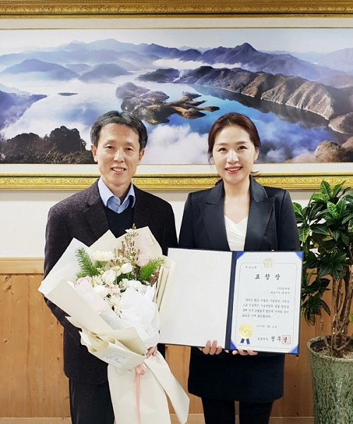 (왼쪽부터)전형구 전북지방조달청장과 엔씨원 유세아 대표. 사진제공= ㈜엔씨원