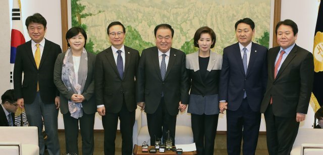 문희상 국회의장과 교섭단체 원내대표들이 14일 오전 서울 여의도 국회 의장접견실에서 열린 회동에서 손을 잡고 있다. 2019.1.14/뉴스1 © News1