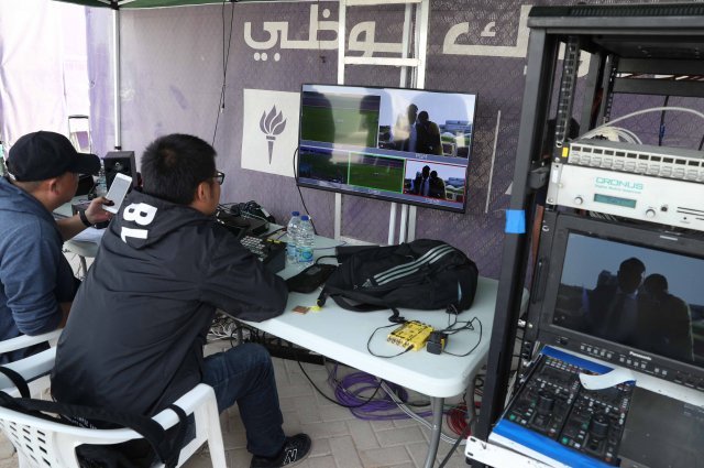 13일 오후(현지시간) 아랍에미리트연합(UAE) 아부다비 뉴욕대학교에서 중국 관영매체 CCTV 중계진이 대한민국 선수들이 훈련하는 모습을 생중계하고 있다. 2019.1.13/뉴스1 © News1