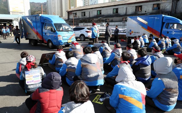 경남 창원시 진해구 풍호동 CJ대한통운 성산터미널 내에서 노동조합원들이 직영배송차량을 막아서고 있다. © News1