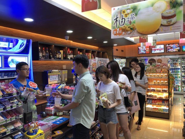 중국 편의점 C-Store에서 유자차 음료를 구매하고 있는 중국 소비자들 © News1 자료 사진