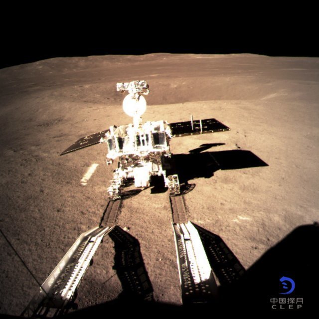 달 뒷면에 착륙한 중국의 무인 달 탐사선 ‘창어 4호’에서 분리된 탐사 로봇 ‘위투-2’의 모습. AP 뉴시스