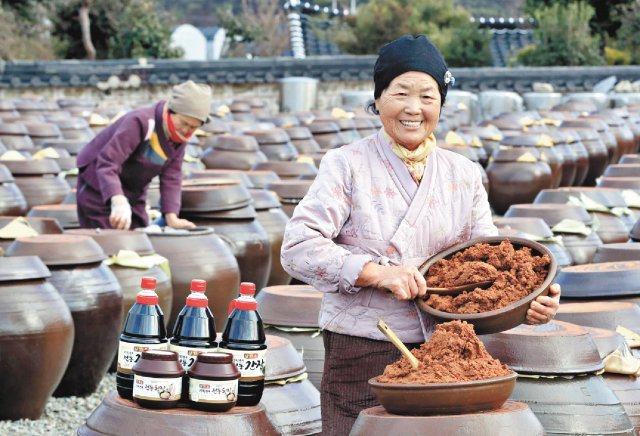 강진군 군동면 신기마을 주민들이 만드는 메주와 장류는 맛과 우수성이 입소문이 나면서 강진 대표 특산물이 됐다.