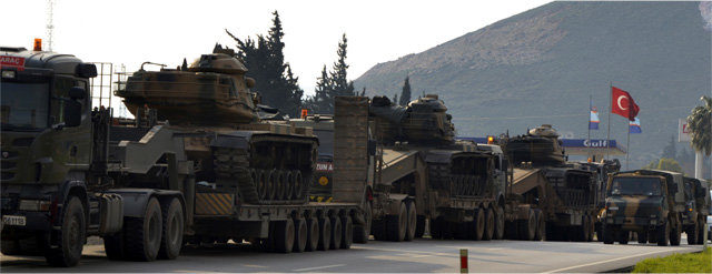 터키군, 쿠르드 민병대 공격 준비 14일 탱크를 실은 터키군 트럭들이 시리아 북부를 점령한 쿠르드 
민병대 인민수비대(YPG)에 대한 군사 작전 준비를 위해 시리아 북부 접경지역인 터키 남부 하타이에서 이동하고 있다. YPG는 
이슬람 무장단체 이슬람국가(IS)의 격퇴에 기여했으나 미군이 시리아 북부에서 빠지기로 결정하면서 YPG가 테러단체와 연계돼 있다고
 규정한 터키의 공격을 받을 처지에 놓였다. 하타이=AP 뉴시스