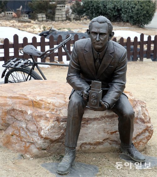 제암리 3·1운동 순국기념관에 세워진 스코필드 선교사의 동상. 그는 제암리 현장을 찾아 사진을 찍어 세계에 알렸다. 화성=양회성 기자 yohan@donga.com