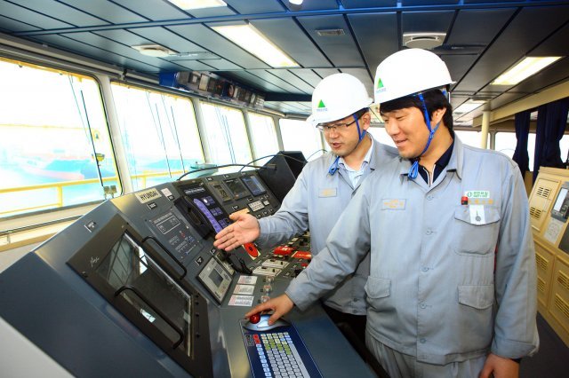 현대중공업이 개발한 스마트 선박 시스템을 장착한 선박의 조타실(현대중공업 제공) © News1