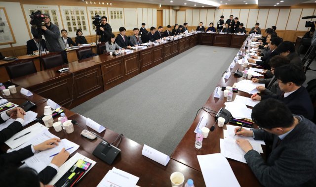 김갑배 검찰 과거사위원회 위원장을 비롯한 참석자들이 정부과천청사 법무부 대회의실에서 열린 대검 과거사 진상조사단 연석회의에 참석해 대화를 하고 있다. 2018.2.6/뉴스1 © News1