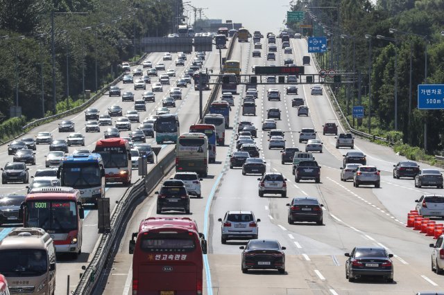 경부고속도로를 달리고 있는 자동차들의 모습.(뉴스1 자료사진)