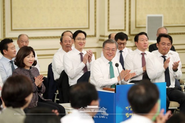 문재인 대통령이 15일 오후 청와대 영빈관에서 열린 2019년 기업인과의 대화에서 참석 기업인들과 박수를 치고 있다. (청와대 페이스북) 2019.1.15/뉴스1