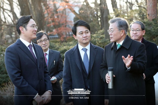 문재인 대통령이 15일 청와대 영빈관에서 ‘2019 기업인과의 대화’를 마친 뒤 참석 기업인들과 본관 앞을 산책하며 이야기를 나누고 있다. (청와대 페이스북)2019.1.15/뉴스1