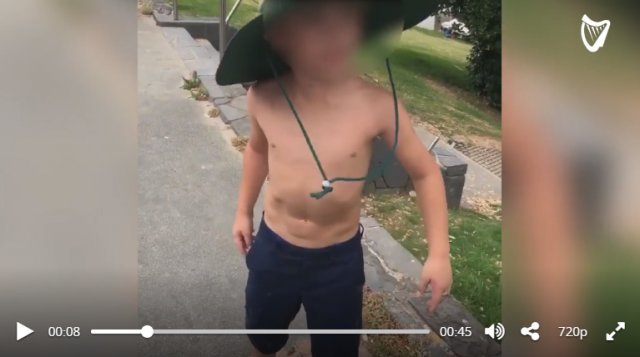 소셜 미디어에 올라온 뉴질랜드를 여행중인 영국 여행객 가족 중의 한명인 남자 아이의 모습 캡처 © News1