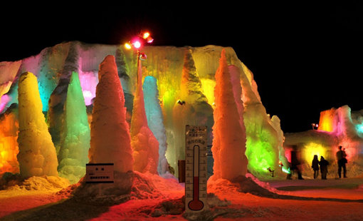 홋카이도의 인기 겨울축제 중 하나로, 호숫물을 분무해 얼려서 만든 오브제가 매력인 치토세 시코츠코 효토 축제. 사진제공｜JNTO