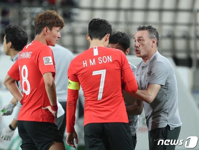 파울루 벤투 대한민국 축구대표팀 감독이 16일 오후(현지시간) 아랍에미리트연합(UAE) 아부다비 알냐얀 스타디움에서 열린 2019 아시아축구연맹(AFC) 아시안컵 C조 조별리그 3차전 대한민국과 중국의 경기에서 손흥민, 황의조에게 작전지시를 하고 있다. 2019.1.16/뉴스1 ⓒ News1