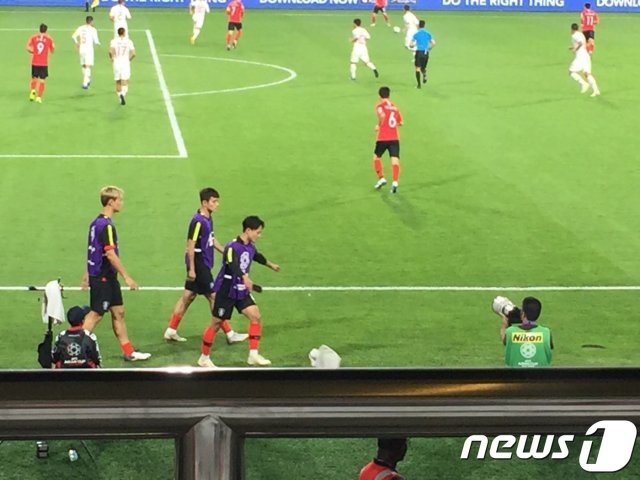 이승우가 16일(한국시간) 아랍에미리트(UAE) 아부다비의 알 나얀 스타디움에서 열린 중국과의 경기 도중 벤치로 돌아가면서 수건을 차고 있다. ⓒ News1