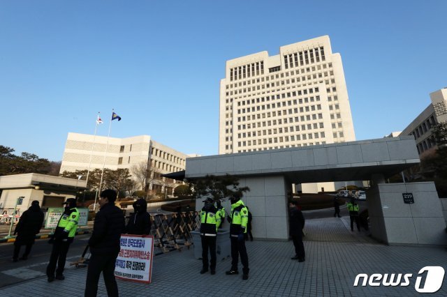 17일 오전 7시15분께 서울 서초구 대법원 내 계단에서 최 모씨(82) 숨진 채 발견됐다. 경찰은 정확한 사망 경위를 조사중이다. 이날 오전 대법원 앞에 경찰들이 배치돼 있다. 2019.1.17/뉴스1 ⓒ News1