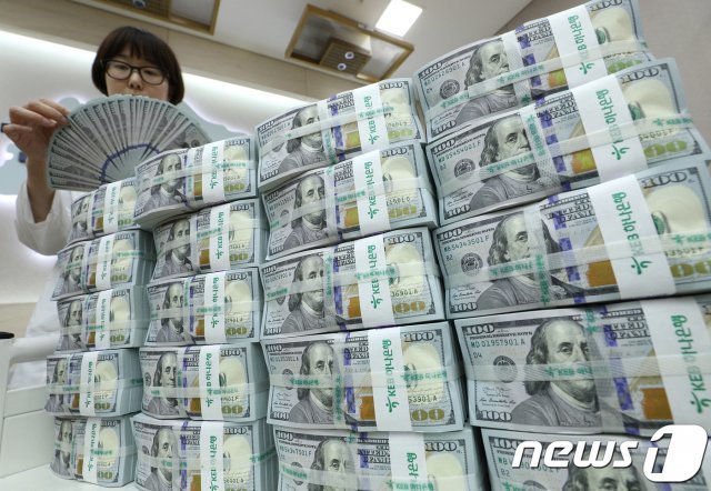서울 중구 KEB 하나은행 위변조대응센터에서 직원이 달러 지폐를 점검하고 있다.  ⓒ News1