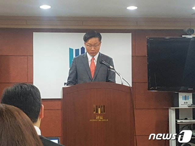 신현성 전주지검 형사1부장검사가 17일 오전, ‘태양광발전소 뇌물비리 사건’에 대한 브리핑을 하고 있다.ⓒ News1
