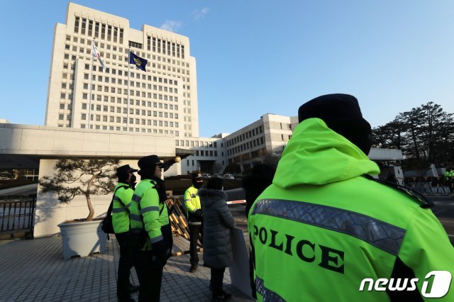 17일 오전 7시15분께 서울 서초동 대법원 내 계단에서 최 모씨(82) 숨진 채 발견됐다. 경찰은 정확한 사망 경위를 조사중이다. 2019.1.17/뉴스1 ⓒ News1