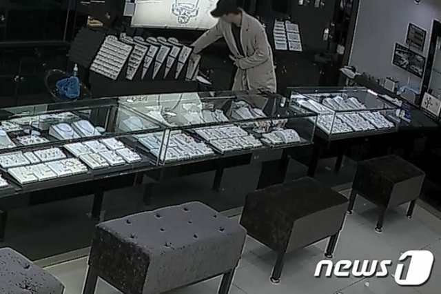 범행 장면이 담긴 금은방 CCTV영상 캡처. 2019.1.17/뉴스1 ⓒ 뉴스1