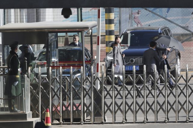 김영철 북한 노동당 부위원장을 태운 차량(왼쪽)이 17일 중국 베이징 국제공항 VIP터미널을 빠져나오고 있다. 김 부위원장은 이날 워싱턴으로 향할 것으로 알려졌다. ﻿【베이징=AP/뉴시스】