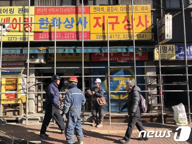 17일 서울 중구 을지로 입정동에서 세운3구역 재개발을 위한 철거작업이 한창 진행 중이다.2019.1.17/뉴스1 © 뉴스1