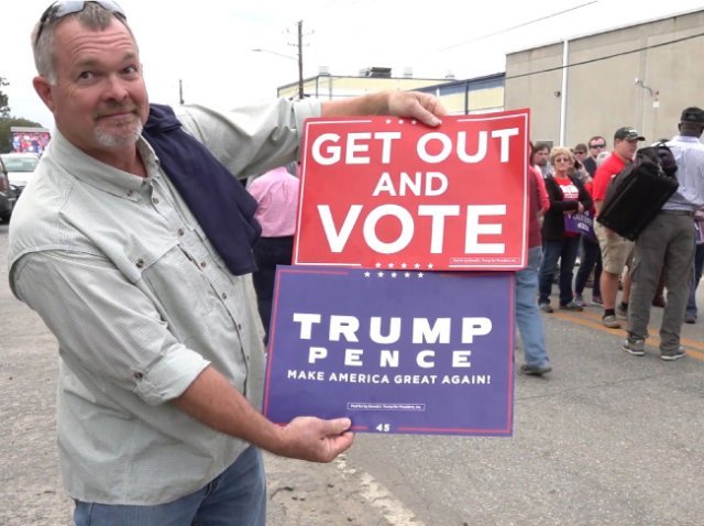 미국 중간선거를 하루 앞둔 2018년 11월 5일, 트럼프 대통령을 지지하는 한 유권자가 지지 피켓을 들고 있다. [동아일보 김정안 기자]