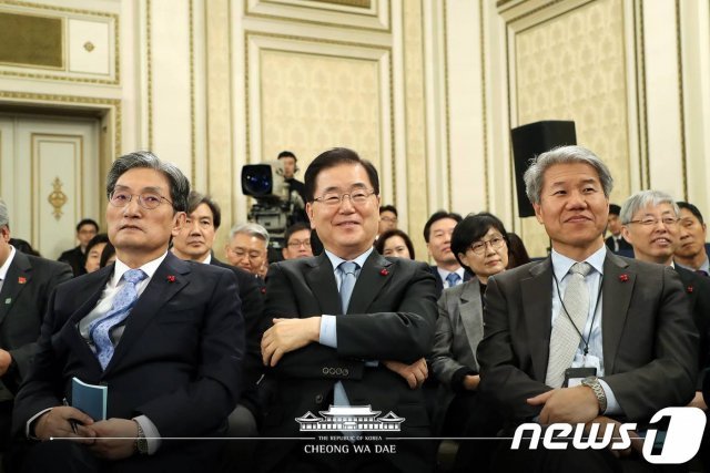 노영민 대통령 비서실장(왼쪽부터)과 정의용 국가안보실장, 김수현 청와대 정책실장이 10일 오전 청와대 영빈관에서 열린 2019년 문재인 대통령 신년 기자회견에 자리하고 있다. (청와대 페이스북) 2019.1.10/뉴스1