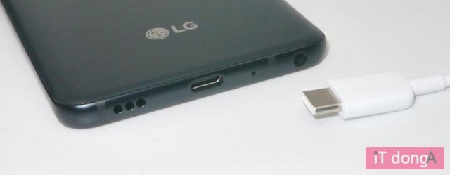 고속 충전을 지원하는 USB 타입-C 포트(출처=IT동아)