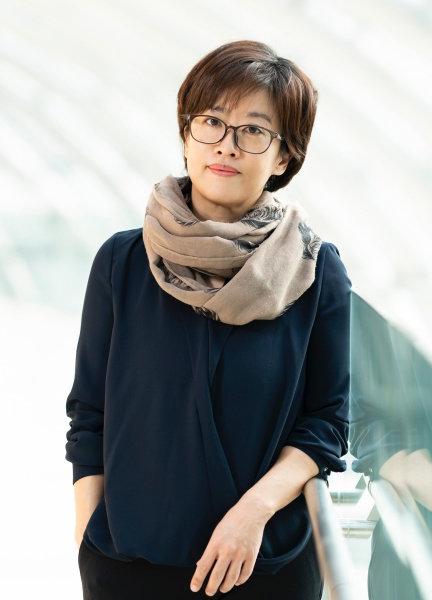 tvN 드라마 ‘알함브라 궁전의 추억’을 쓴 송재정 작가. 사진제공｜CJ E&M