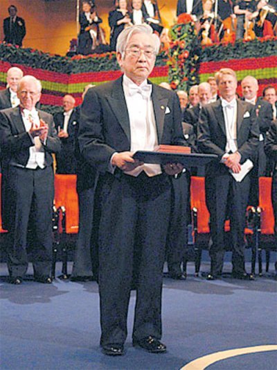 2008년 12월 스웨덴 스톡홀름에서 열린 노벨상 수상식에 참석한 마스카와 명예교수. 그는 수상식에서 
일본어로 전쟁 체험과 평화의 소중함을 알리는 연설을 해서 많은 공감을 불렀다. 사진 출처 노벨재단
