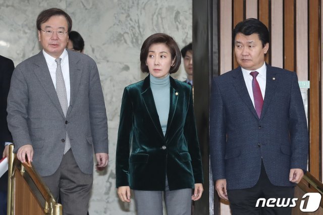 나경원 자유한국당 원내대표가 18일 오전 서울 여의도 국회에서 열린 원내대책회의에 참석하고 있다. 2019.1.18/뉴스1 © News1