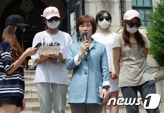 최경희 이화여대 총장이 3일 학교 본관 농성 현장을 찾아 미래라이프대학(평생교육 단과대) 설립 철회 결정과 관련한 학생들의 질문에 답하고 있다. 이화여대는 학생들의 본관 점거 농성 일주일 째를 맞은 이날 오전 긴급 교무회의를 열고 미래라이프대학을 설립하지 않기로 최종 의결했다. 2016.8.3/뉴스1 © News1