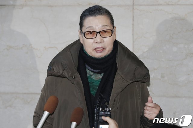 이희자 태평양전쟁보상추진협의회 공동대표가 18일 오전 서울 서초구 법무법인 해마루 입주빌딩 로비에서 ‘후지코시 상대 손해배상청구 소송 항소심 판결’ 관련 기자회견을 갖고 있다. 2019.1.18/뉴스1 © News1