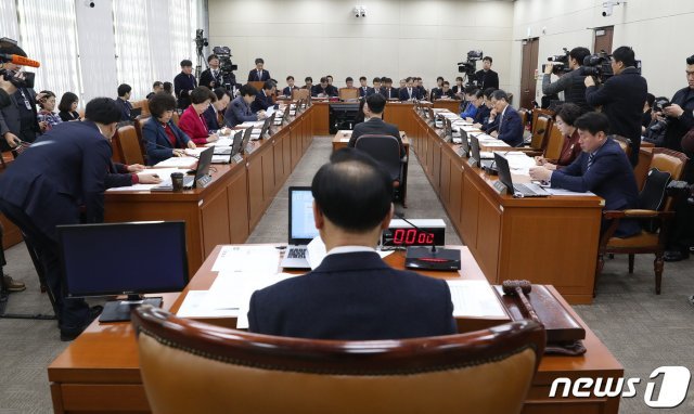 18일 오전 서울 여의도 국회에서 보건복지위원회 전체회의가 열리고 있다. 2019.1.18/뉴스1 © News1