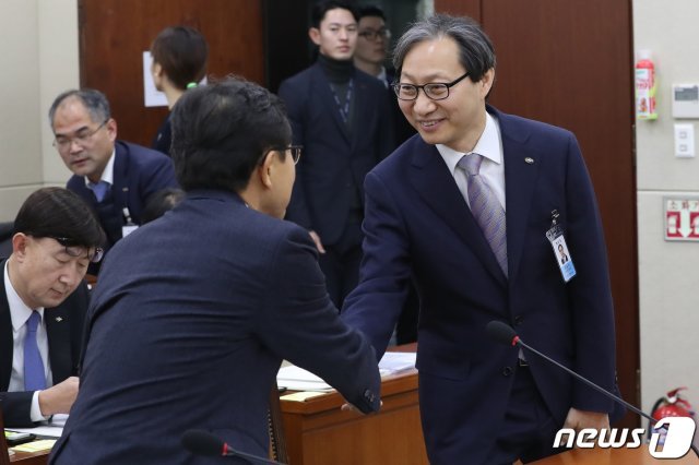 김성주 국민연금공단 이사장(오른쪽)이 18일 오전 서울 여의도 국회에서 열린 보건복지위원회 전체회의에서 권덕철 보건복지부 차관과 악수를 나누고 있다. 2019.1.18/뉴스1 © News1