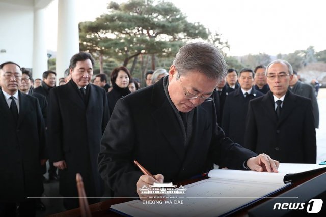 문재인 대통령이 2일 오전 서울 동작구 국립서울현충원을 찾아 현충탑에 참배한 후 방명록을 작성하고 있다. (청와대 페이스북) 2019.1.2/뉴스1