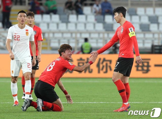 한국 축구대표팀의 손흥민(오른쪽)과 황의조. /뉴스1 DB © News1
