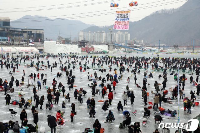 19일 오전 강원 화천군 2019화천산천어축제장에서 얼음벌판을 가득 메운 관광객들이 산천어 얼음낚시를 즐기고 있다.2019.1.19/뉴스1 © News1