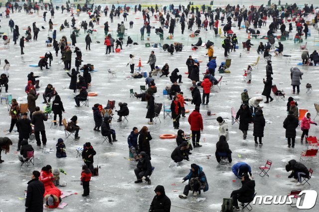 19일 오전 강원 화천군 2019화천산천어축제장에서 얼음벌판을 가득 메운 관광객들이 산천어 얼음낚시를 즐기고 있다.2019.1.19/뉴스1 © News1
