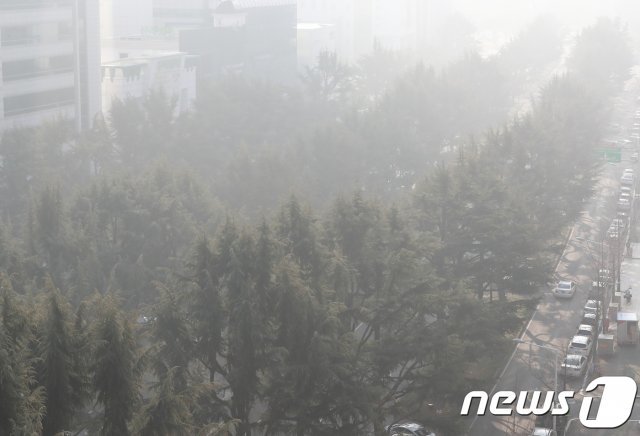 미세먼지에 뒤덮힌 대구 동대구로/뉴스1 DB © News1