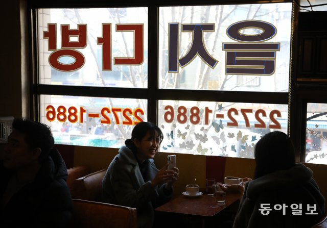18일 오후 서울 중구 을지 다방에서 젊은 여성들이 쌍화차를 맛보고 있다. 송은석 기자 silverstone@donga.com