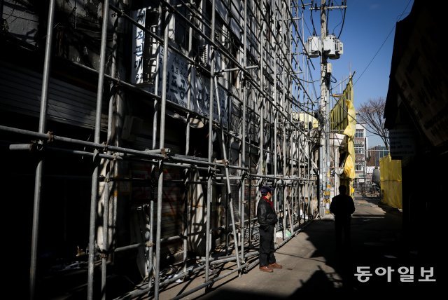 18일 오후 서울 청계천변 입정동 ‘공구 거리’에 철거 예정인 폐건물이 놓여 있다. 송은석 기자 silverstone@donga.com
