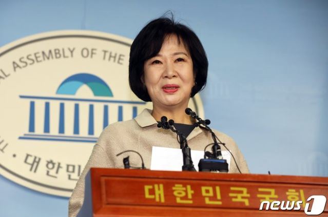 손혜원 더불어민주당 의원이 20일 서울 여의도 국회 정론관에서 기자회견을 열고 전남 목포 부동산 투기 의혹 관련 입장을 밝히고 있다(뉴스1)