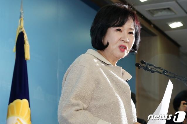 손혜원 더불어민주당 의원이 20일 서울 여의도 국회 정론관에서 열린 기자회견에서 전남 목포 부동산 투기 의혹 관련 입장을 밝히고 있다(뉴스1)