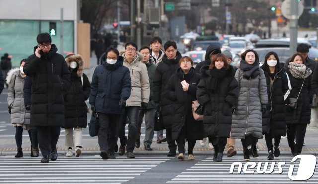 서울의 아침 최저기온이 영하9도에 이르는 등 반짝 한파가 찾아온 16일 오전 서울 세종대로사거리 횡단보도에서 두터운 옷차림의 출근길 시민들이 발걸음을 재촉하고 있다. 2019.1.16/뉴스1 © News1