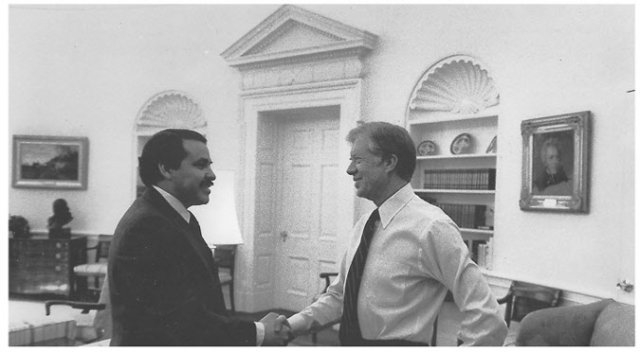 호메이니의 이란 혁명정부에 의해 억류된 미국인 인질 6명을 무사히 구출한 토니 멘데즈(왼쪽)가 1980년 3월 12일 백악관에서 지미 카터 대통령을 만나 악수하는 모습. 출처 wikipedia.org