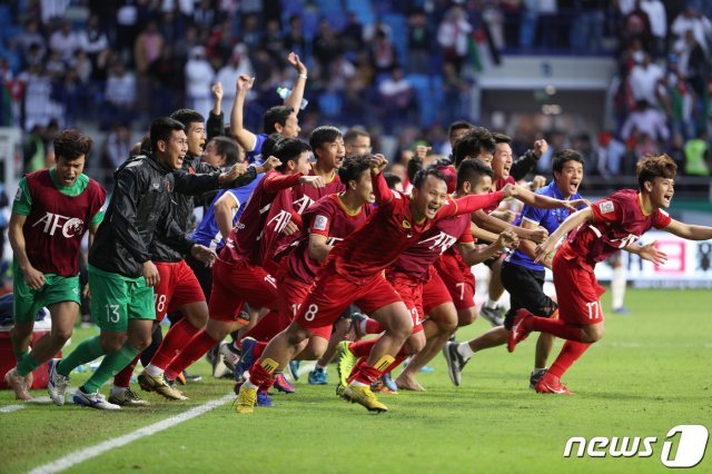 베트남 축구대표팀 선수들이 20일 오후(현지시간) 아랍에미리트연합(UAE) 두바이 알 막툼 스타디움에서 열린 2019 아시아축구연맹(AFC) 아시안컵 16강 베트남과 요르단의 경기 승부차기에서 승리한 후 기뻐하고 있다. © News1